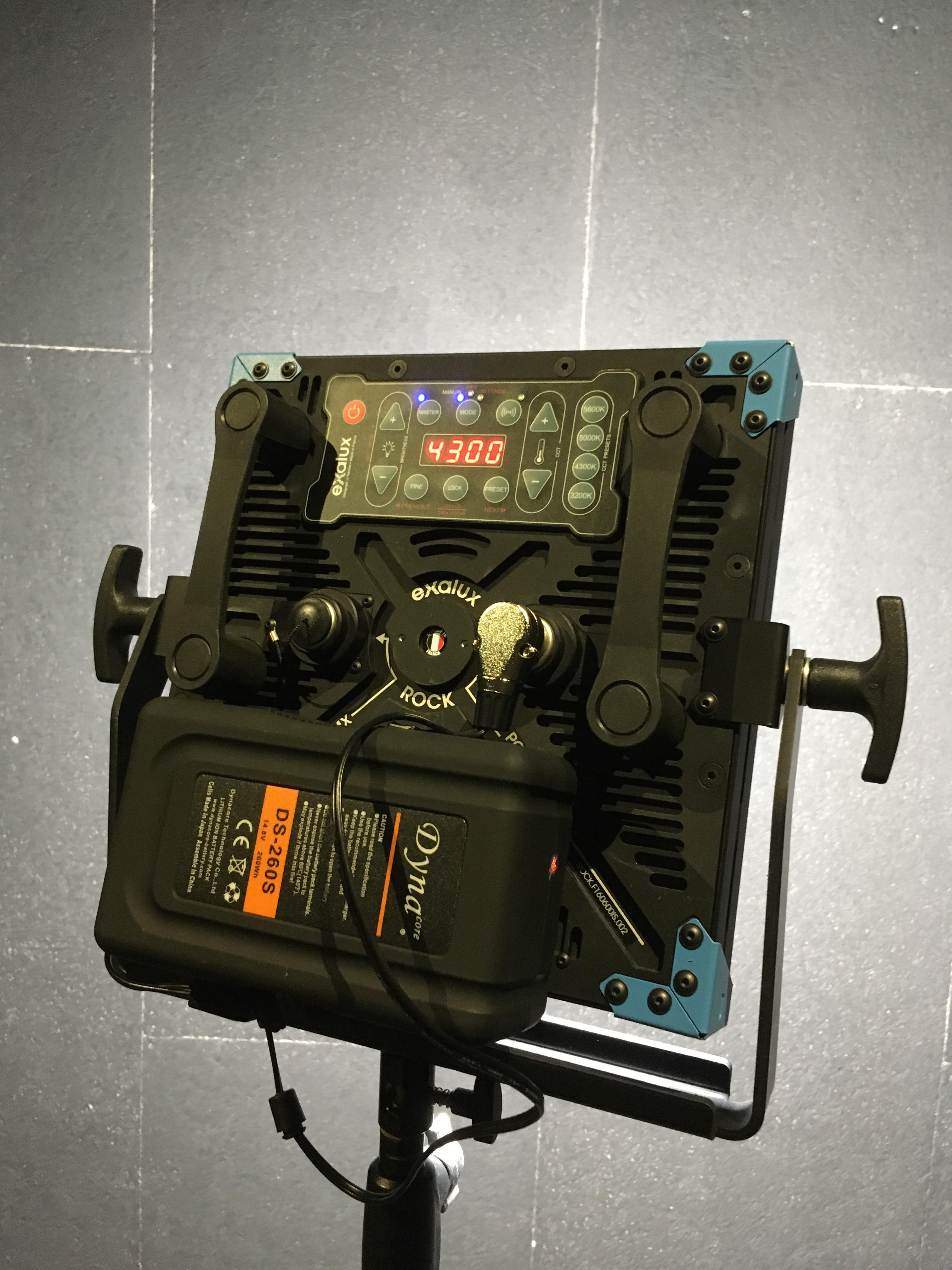 Panneau  Led EXALUX avec Batterie V-lock auton: 6 heure