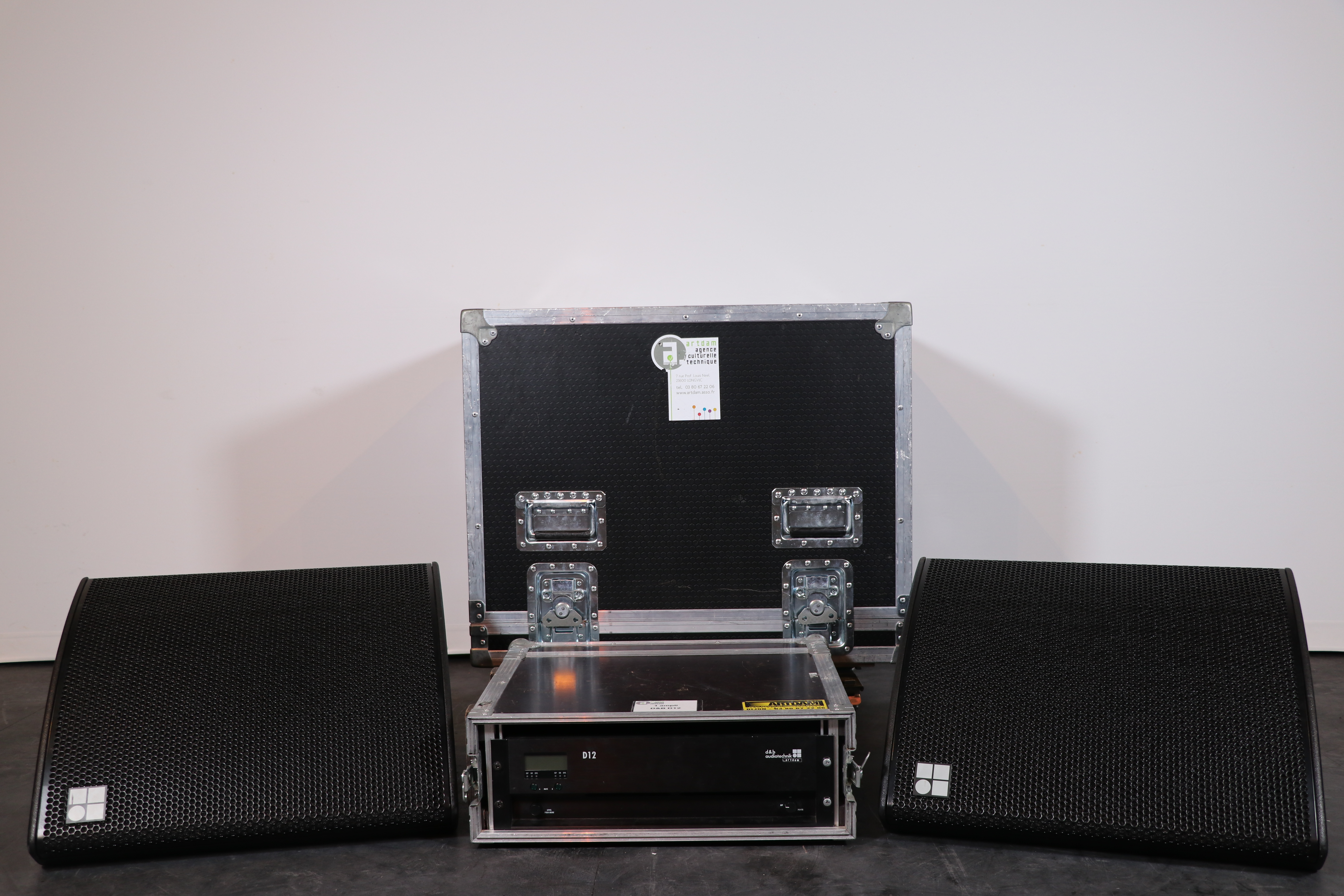 2 x retours de scène D&B MAX2 + Ampli D12